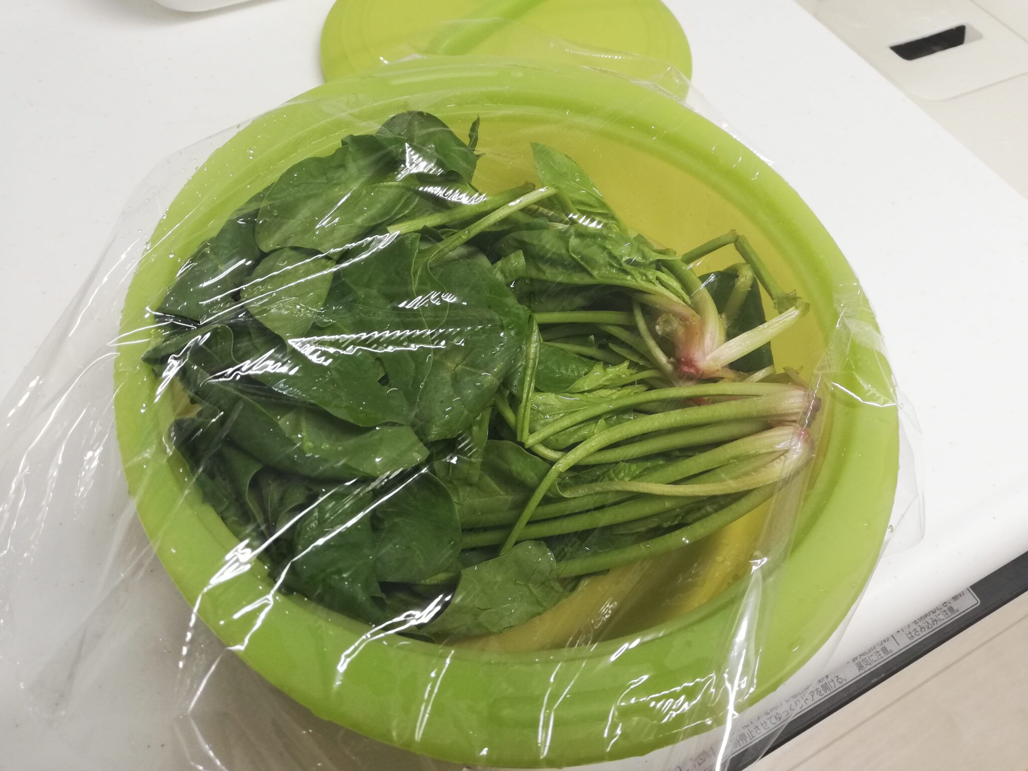 ほうれん草をレンジで簡単下茹で！あく抜きの方法や時間は？