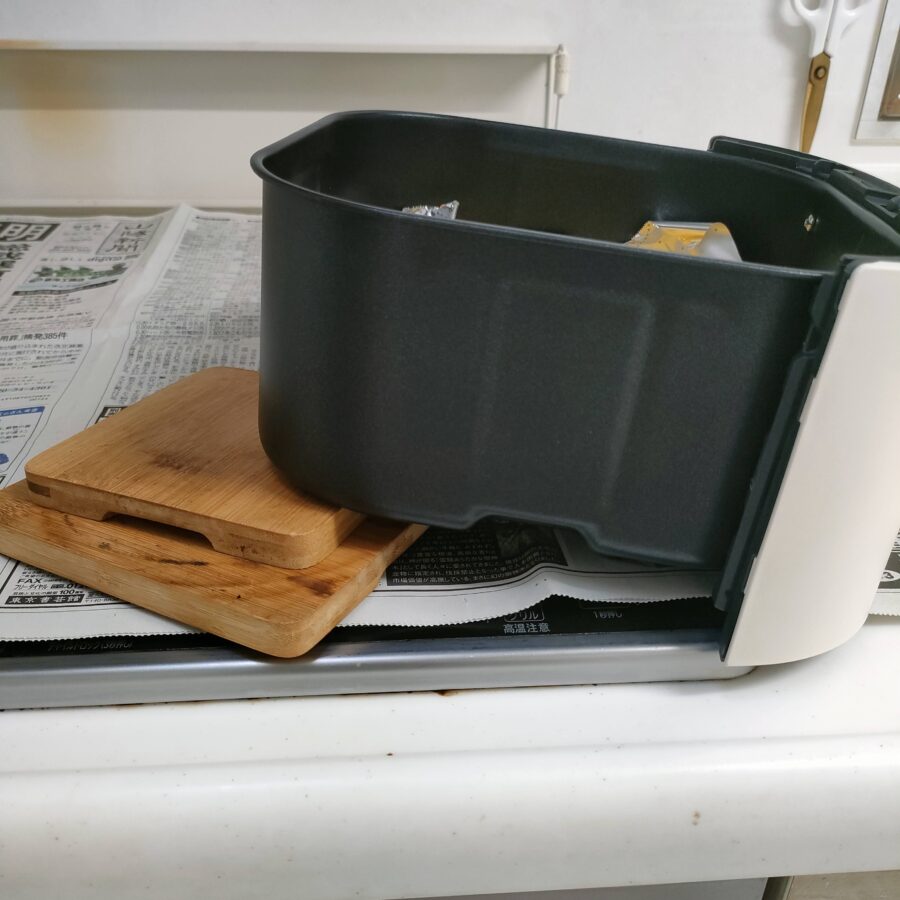 ノンフライヤーを出して調理台に置く